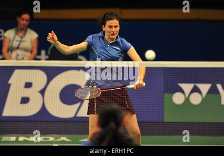 (150603)--JAKARTA, 3. Juni 2015 (Xinhua)--Linda Zetchiri Bulgarien Renditen der Federball, Wang Yihan aus China bei den Damen Einzel vorläufige match bei BCA Indonesien Open 2015 in Jakarta, Indonesien, 3. Juni 2015. Zetchiri verlor mit 1: 2. (Xinhua/Zulkarnain) Stockfoto