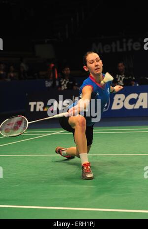 (150603)--JAKARTA, 3. Juni 2015 (Xinhua)--Kirsty Gilmour von Schottland Renditen der Federball, Li Xuerui von China während der vorläufigen Dameneinzel match bei BCA Indonesien Open 2015 in Jakarta, Indonesien, 3. Juni 2015. Kirsty Gilmour verlor mit 1: 2. (Xinhua/Zulkarnain) Stockfoto