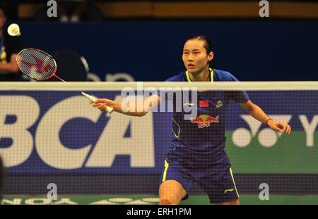 (150603)--JAKARTA, 3. Juni 2015 (Xinhua)--Wang Yihan China Renditen der Federball, Linda Zetchiri Bulgariens während der Damen-Einzel vorläufige match bei BCA Indonesien Open 2015 in Jakarta, Indonesien, 3. Juni 2015. Wang gewann 2: 1. (Xinhua/Zulkarnain) Stockfoto