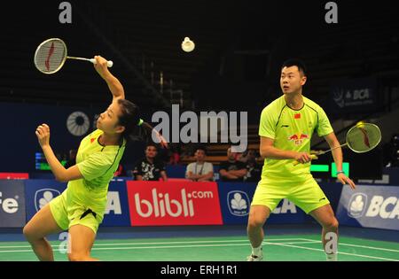 (150603)--JAKARTA, 3. Juni 2015 (Xinhua)--Chinas Xu Chen (R) und Ma-Jin zu konkurrieren, während die Mixed-Doppel vorläufige Match gegen Indonesiens Alfian Eko Prasetya und Annisa Saufika auf der BCA Indonesien Open 2015 in Jakarta, Indonesien, 3. Juni 2015. Xu Chen und Ma-Jin gewann 2: 0. (Xinhua/Zulkarnain) Stockfoto