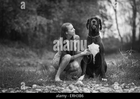 Frau und Deutsche Dogge Stockfoto