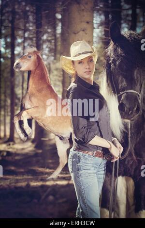 Frau und 2 Pferde Stockfoto