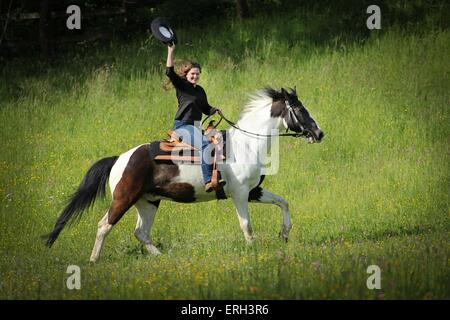 Frau reitet Pinto-Hunter Stockfoto