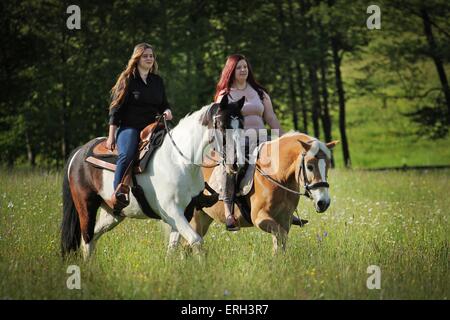 Frau reitet Pinto-Hunter Stockfoto