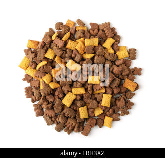 Haufen von Trockenfutter für Tiere isoliert auf weiss Stockfoto