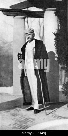 Mark Twain im weißen Anzug mit langen Mantel. Mark Twain (Pseudonym für Samuel Langhorne Clemens) - amerikanischer Schriftsteller, Satiriker, Stockfoto