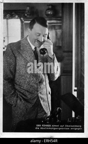 Adolf Hitler (1889 – 1945), österreichischer geborene deutsche Politiker und Führer der NSDAP, am Telefon zu sprechen. Stockfoto