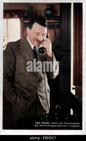 Adolf Hitler (1889 – 1945), österreichischer geborene deutsche Politiker und Führer der NSDAP, am Telefon zu sprechen. Stockfoto