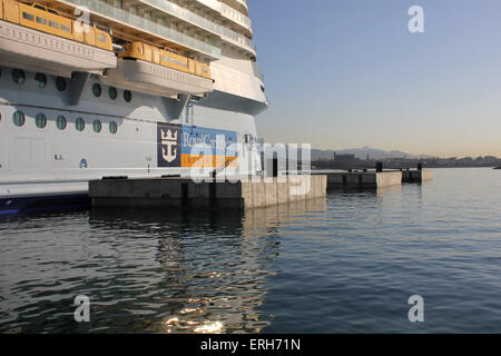 Mega-Kreuzfahrtschiff "ALLURE OF THE SEAS" (360 Meter lang, 2010, ins Leben gerufen 6296 Passagiere, 2384 Besatzung) - Palma De Mallorca Stockfoto