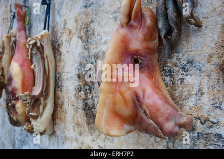 Menschen machen Wurst, Fleisch getrocknet und ausgehärtet, um lange Zeit im südlichen Teil von China zu halten. Stockfoto