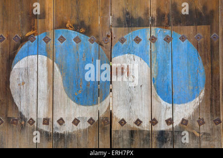 Die Ying Yang Zeichen gemalt auf Holztür. Stockfoto