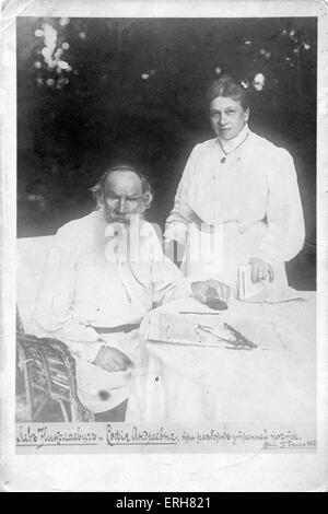 Leo Tolstoy und Gräfin Sophia, seine Frau (1844-1919), vor ihrem Haus in der Siedlung Yasnaya Polyana. Tolstoi (links), Stockfoto