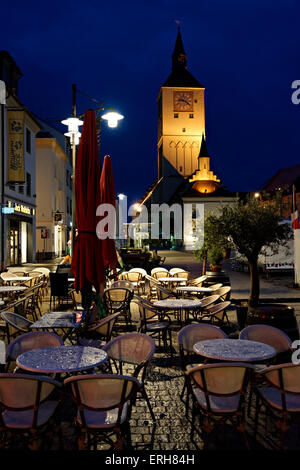 Das alte Rathaus mit Straßencafé-Einstellung in der Nacht, Deggendorf, Niederbayern, Deutschland, Europa. Stockfoto