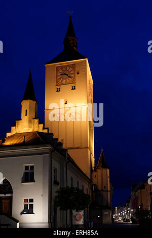Das alte Rathaus in der Nacht, Deggendorf, Niederbayern, Deutschland, Europa. Stockfoto