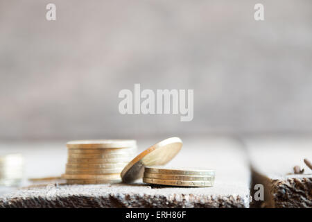 Münzen auf einem Holztisch, close-up, Geld-Hintergrund Stockfoto
