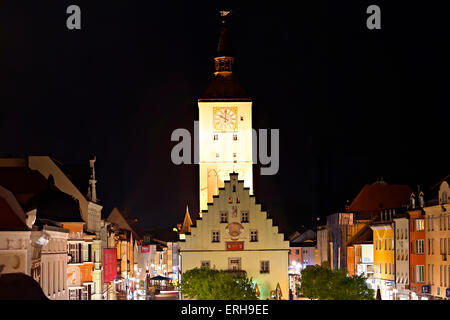Das alte Rathaus in der Nacht, Deggendorf, Niederbayern, Deutschland, Europa. Stockfoto