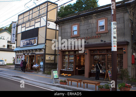 Die Straßen von Otaru sind Heimat für verschiedene Läden mit Kunsthandwerk. Stockfoto