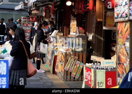 Die Straßen von Otaru sind Heimat für verschiedene Läden mit Kunsthandwerk. Stockfoto