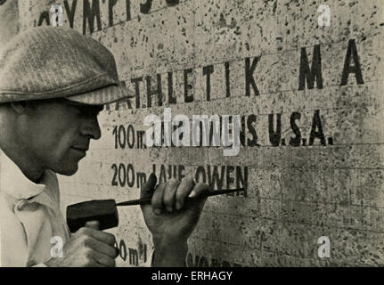 Jesse Owens (1913-1980) bei der Berliner Olympiade 1936. Bei diesen Olympischen Spielen gewann Owens vier Goldmedaillen vor deutschen Athleten, Stockfoto