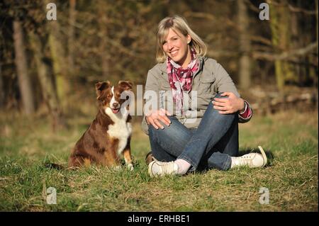 Frau mit Miniature Australian Shepherd Stockfoto