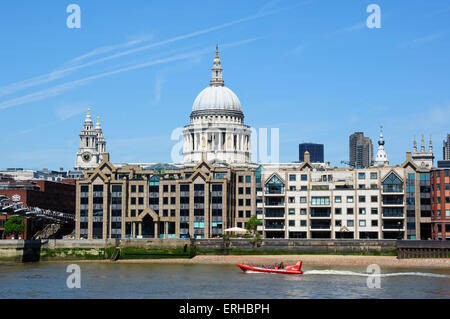 St. Pauls Cathedral, umgeben von modernen Gebäuden am Nordufer der Themse, London, England, UK Stockfoto