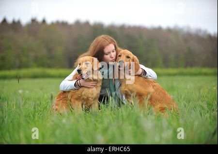 Frau und Golden Retriever Stockfoto