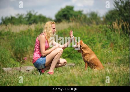 Frau mit Mischling Stockfoto