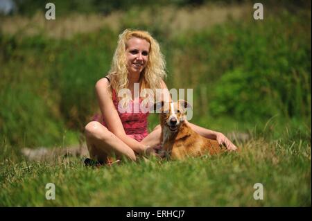 Frau mit Mischling Stockfoto