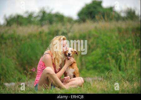 Frau mit Mischling Stockfoto