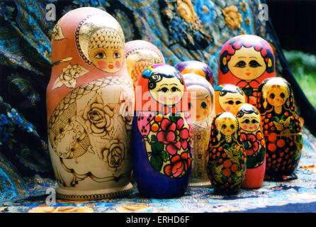 Russland-Kunsthandwerk-Holzpuppen mit traditionellen gewebten Schal im Hintergrund Stockfoto