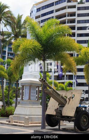 Das Kriegerdenkmal außerhalb der Cairns zurück Service Ligen Club (RSL) auf der Esplanade Vorland, Cairns, Norden von Queensland Stockfoto