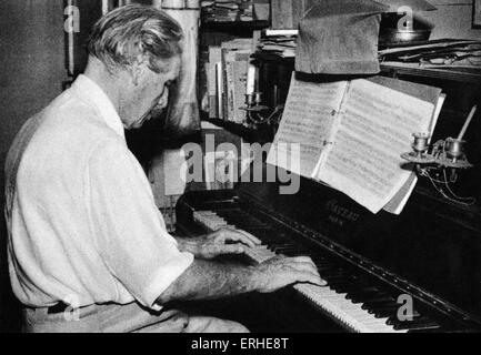 Albert Schweitzer spielt Klavier am Hospital in Lambarene, Heidenheim, August 1956. Französisch-elsässischen Philosoph, Theologe, Stockfoto