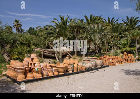 Terrakotta-Töpfe auf den Verkauf in einem Gartencenter in Mallorca Stockfoto