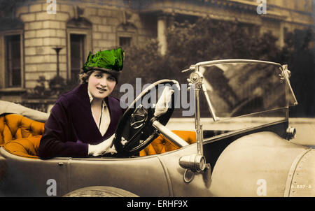 Dame Gladys Constance Cooper - Porträt der englischen Schauspielerin in einem Auto. 1888-1971. Postkarte gedruckt in Großbritannien. Stockfoto