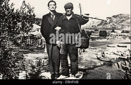 Salvador Dalí und ein Fischer in Port Lligat, Spanien. Spanischen Surrealisten 11. Mai 1904 - 23. Januar 1989 Stockfoto