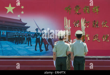 Wachen stehen stramm in der verbotenen Stadt, Peking, China Stockfoto