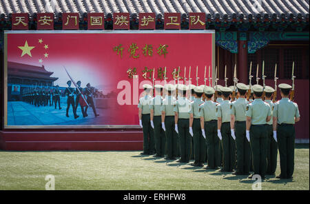 Wachen stehen stramm in der verbotenen Stadt, Peking, China Stockfoto