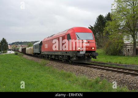 Eine österreichische Bundesbahnen, die OBB gemischten Güterzug Köpfe entlang einer eingleisigen Strecke Richtung Wieselburg in Niederösterreich. Stockfoto