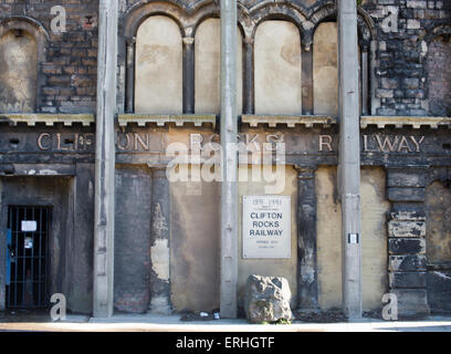 Die viktorianischen Fassade des verfallenen Clifton Rocks Railway Terminal, Clifton, Bristol, England, UK. Stockfoto