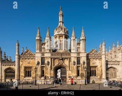 Der Vordereingang des Kings College der Universität Cambridge in Großbritannien Stockfoto