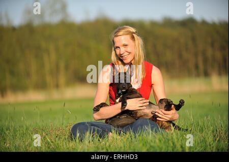 Frau mit Miniatur Bullterrier Stockfoto