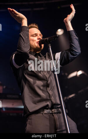 Mailand Italien. 2. Juni 2015. Der englische Singer/Songwriter OLLY MURS führt live im Music Club Fabrique während der "Nie wurden bessere Tour 2015" Credit: Rodolfo weitertransferiert/Alamy Live News Stockfoto