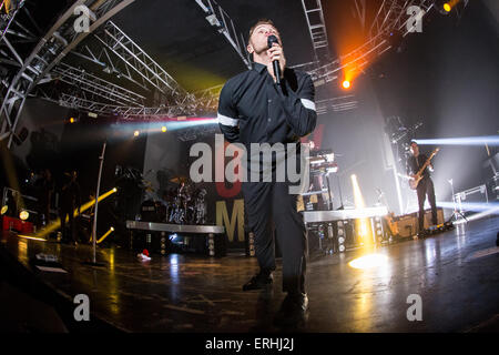 Mailand Italien. 2. Juni 2015. Der englische Singer/Songwriter OLLY MURS führt live im Music Club Fabrique während der "Nie wurden bessere Tour 2015" Credit: Rodolfo weitertransferiert/Alamy Live News Stockfoto