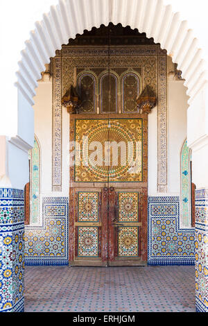 Verzierte Tür des Sidi Mohammed bin Nasir Mausoleum in Tamegroute Stockfoto