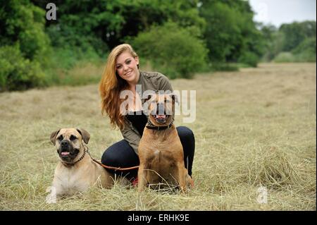 Frau und Rhodesian-Mischlinge Stockfoto