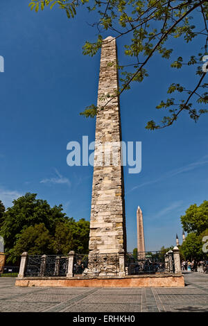Der ummauerte Obelisk, Hippodrom-Bereich neben der blauen Moschee, Sultanahmet, Istanbul, Türkei. Stockfoto