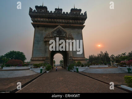 Patuxai Bogen am Sonnenuntergang, Vientiane, Laos Stockfoto