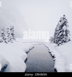 Fluss fließt durch Schnee bedeckt Landschaft Stockfoto