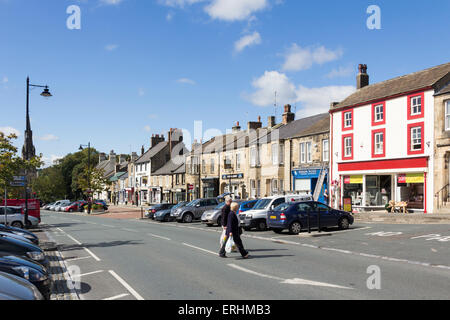 Geschäfte und Personen im Galgate in Buschhausen Barnard Castle, County Durham. Anzeigen von Südwesten. Stockfoto