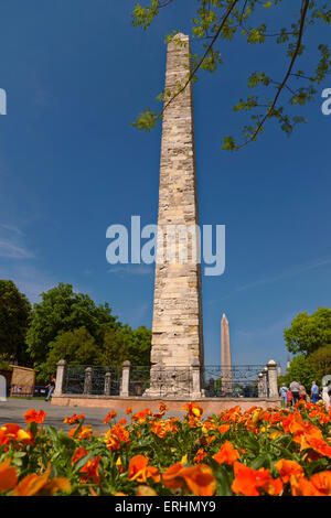 Der ummauerte Obelisk, Hippodrom-Bereich neben der blauen Moschee, Sultanahmet, Istanbul, Türkei. Stockfoto
